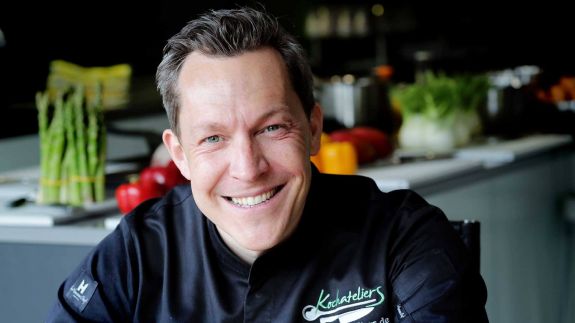 Klaus, Inhaber und Chef mit Unterhaltungstalent in den Kochateliers und Erfahrung in der internationalen K&uuml;che.