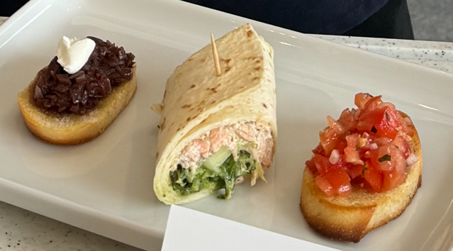 Lieblingsrezept: Fingerfood Ideen – Crêpes mit Rauchlachs und Kräuterschmand, Crostini mit roter Zwiebelmarmelade &
mildem Ziegenkäse und Bruschetta mit Tomaten & Basilikum
 Lieblingsrezept: Fingerfood Ideen