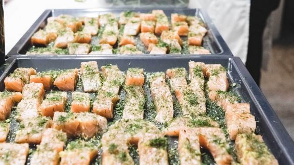 Leckere Lachs-Häppchen mit einer Kräuterkruste sind bereit für den Ofen und kommen danach auf das Büffet für die Gäste der Küchenparty im Kochatelier Köln. Leckere Lachs-Häppchen mit einer Kräuterkruste sind bereit für den Ofen und kommen danach auf das Büffet für die Gäste der Küchenparty im Kochatelier Köln.