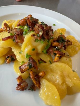 Lieblingsrezept: Kartoffel-Pfifferling-Salat – Bayerischer Kartoffelsalat mit Essig und Öl mariniert, dazu ein paar gebratene Pfifferlinge mit Schnittlauch. Lieblingsrezept: Kartoffel-Pfifferling-Salat