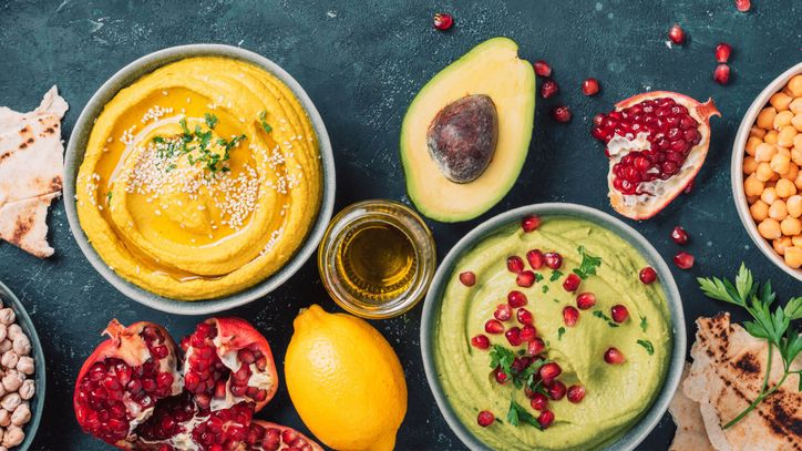 Es erwarten dich authentisch mediterrane Rezepte mit persönlicher Note und neuen Aromen. Gegessen und getrunken wird an einer langen Tafel, reich und abwechslungsreich gedeckt, mit vielen kleinen und großen Gerichten aus der Levante. Kochkurs Cucina Levante - vegetarische Mezze