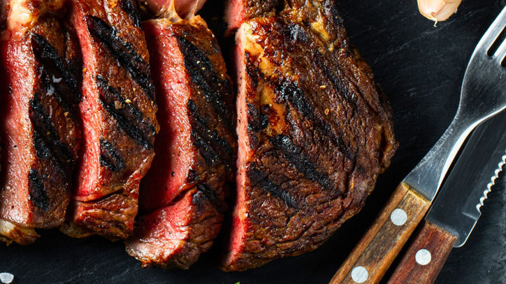 Ob gekocht, frittiert oder gebraten, bei diesem Kurs lernen Sie, Huhn, Kalb und Rind richtig und vor allem lecker zuzubereiten.  Kochkurs Fleisch — Einfach lecker!
