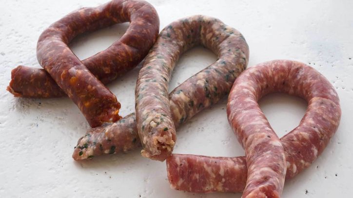 Es kann Ihnen in diesem Kurs alles Wurst sein, denn Sie machen dreierlei davon. Dazu gibt’s zarte Rippchen mit passenden Saucen Kochkurs Wurst & Rippchen