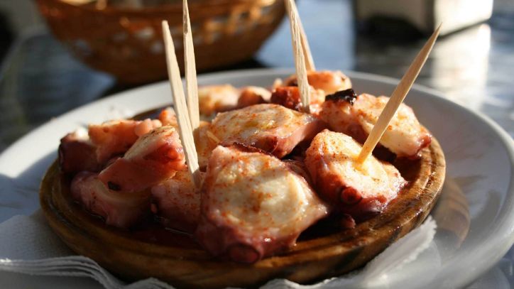 Die köstlichen Kleinigkeiten werden gerne als Aperitif zu Cerveza oder Sherry gereicht. Wir machen ein ganzes Menü daraus.  Kochkurs Tapas