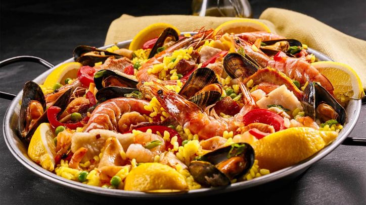 Wir bereiten den spanischen Klassiker aus der großen Pfanne – mit viel Einlage! Vorab gibt’s Tapas-Köstlichkeiten vom Grill.  Kochkurs Paella vom Grill