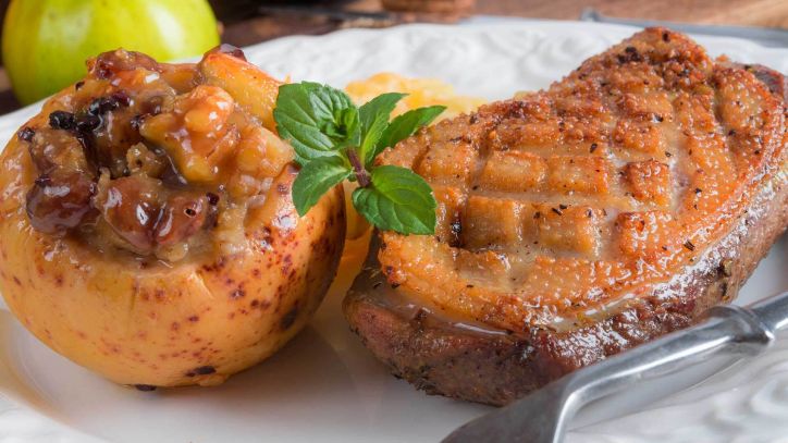 Wir wärmen uns am heißen Grill. Und nebenbei legen wir selbstgemachte Wildwurst, Lachssteak und Entenbrust auf den Rost. Kochkurs Herbstgrillen — Reiche Ernte für unseren Grill
