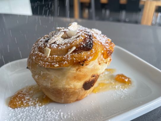 Lieblingsrezept: Apfel-Blätterteig-Rose – Außen knusprig und goldbraun gebacken, mit Aprikosenmarmelade abgeglänzt. Innen Saftig durch den Apfel und der schmackhaften Marzipancreme. Lieblingsrezept: Apfel-Blätterteig-Rose