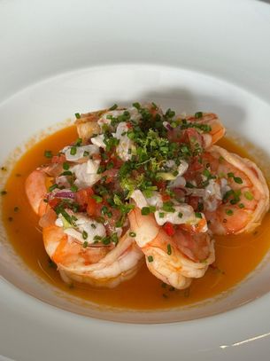 Lieblingsrezept: Garnelen Ceviche – Garnelen-Ceviche überzeugt mit einer angenehmen, frischen und milden Säure der Limette sowie dem zarten Geschmack der Meeresfrüchte.
Aromatische Kräuter runden diese erfrischende kulinarische Leichtigkeit ab.  Lieblingsrezept: Garnelen Ceviche