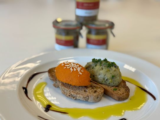 Lieblingsrezept: Knuspriges Baguett mit Karotten-Harissa-Creme und Zuchini-Zwiebel-Dip – Orientalische Würze mit Kreuzkümmel, Minze und Tahini für authentischen Genuss!  Lieblingsrezept: Knuspriges Baguett mit Karotten-Harissa-Creme und Zuchini-Zwiebel-Dip