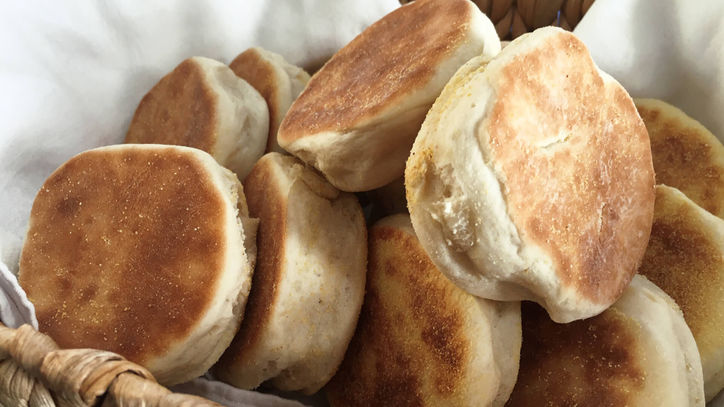 Lieblingsrezept: English Breakfast Muffins – In der Pfanne sanft gegart und lauwarm serviert - mit etwas Butter und einer fruchtigen Marmelade. Oder Ihr kombinert den Muffin mit einem saftigen Rührei! Schöner kann ein Sonntagsfrühstück nicht beginnen. Lieblingsrezept: English Breakfast Muffins
