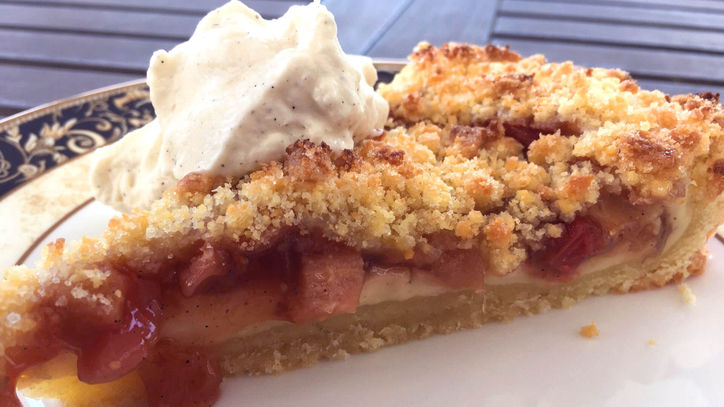 Lieblingsrezept: Rhabarber-Streusel-Kuchen – Ein richtig schmackhafter Frühlingskuchen mit der angenehmen Säure von Rhabarber in Verbindung mit richtig süßen und knusprigen Streuseln - begleitet von einem cremigen Vanille-Pudding.  Lieblingsrezept: Rhabarber-Streusel-Kuchen