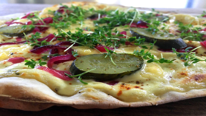 Lieblingsrezept: Flammkuchen „Halve Hahn“ – Hier verheiraten wir einen klassichen Flammkuchen mit den Komponenten des „Halve Hahn“. Geht einfach und schnell, ist lecker und schreit nach Wiederholung!  Lieblingsrezept: Flammkuchen „Halve Hahn“