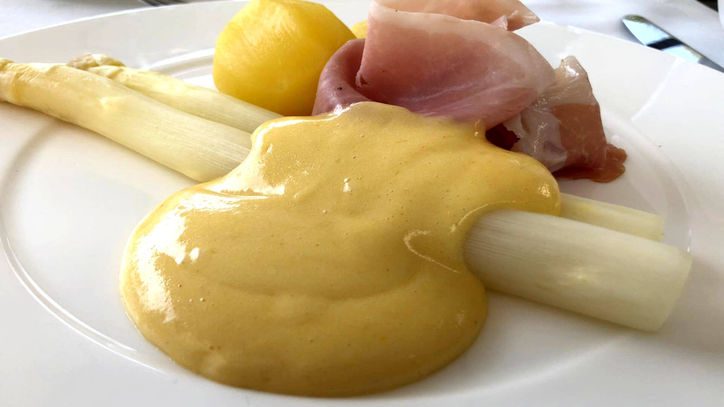 Lieblingsrezept: Sauce Hollandaise – Das Original und selbstgemacht. Sauce Hollandaise passt perfekt zum gekochten Spargel, aber läßt sich auch herrlich zum Gratinieren verwenden.  Lieblingsrezept: Sauce Hollandaise