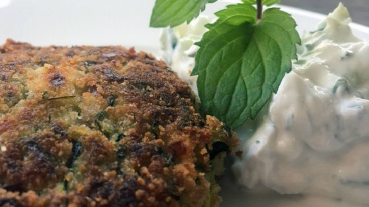 Lieblingsrezept: Zucchinifrikadellen – Saftige Zucchnifrikadellen mit Fetakäse und frischer Minze. Ein sehr schmackhaftes vegetarische Gericht, schnell und einfach zubereitet.  Lieblingsrezept: Zucchinifrikadellen