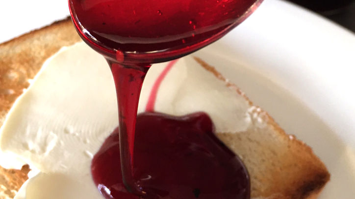 Lieblingsrezept: Holunderbeerengelee – Ein traumhaftes, dunkelrotes und fruchtiges Gelee. Ein Genuß mit Frischkäse auf Toast oder auch zum Anrühren von Joghurt.  Lieblingsrezept: Holunderbeerengelee