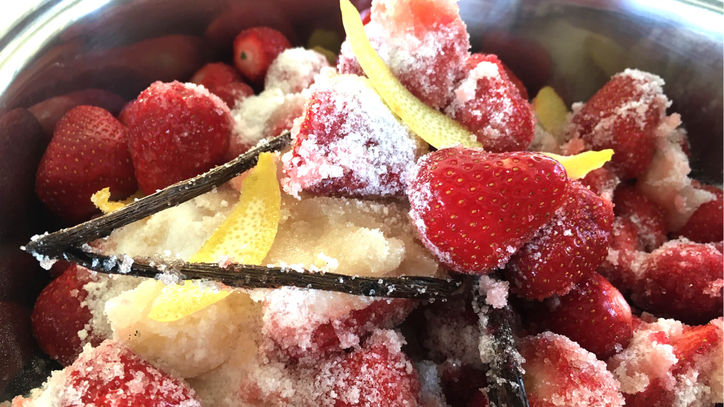 Lieblingsrezept: Erdbeer-Marmelade – Eine fruchtige Erdbeermalmelade zum Einkochen und Genießen! Dieser Brotaufstrich ist nicht nur der Gewinner sonntags beim Frühstück, sonder eine Verführung an allen Wochentagen.  Lieblingsrezept: Erdbeer-Marmelade