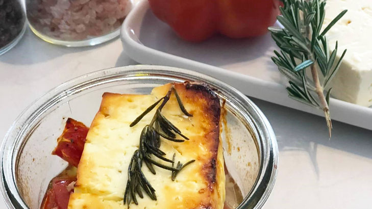 Gebackener Fetakäse mit Tomaten-Paprika-Ragout