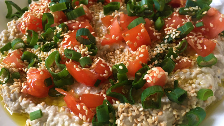 Lieblingsrezept: Baba Ganoush - Die leckere Auberginencreme! – Ein Klassiker der libanesischen Küche. Geröstete Auberginen, die zu einem herrlicher Aufstrich verarbeitet und am besten mit frischen Fladenbrot gegessen werden.  Lieblingsrezept: Baba Ganoush - Die leckere Auberginencreme!