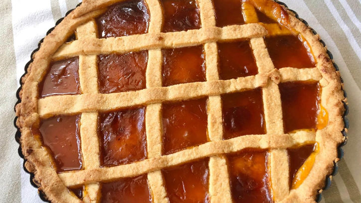Lieblingsrezept: Griechischer Aprikosenkuchen – Grieß verleit dem Mürbeteig mehr Struktur und Biß - und das mit der Süße der Aprikosenmarmelade kombiniert! Ein Hochgenuß. Laßt den Kuchen ein Tag durchziehen und das Vergnügen ist umso größer!  Lieblingsrezept: Griechischer Aprikosenkuchen