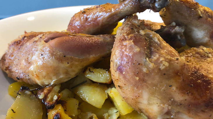 Griechisches Zitronenhühnchen mit Kartoffeln und Tzatziki