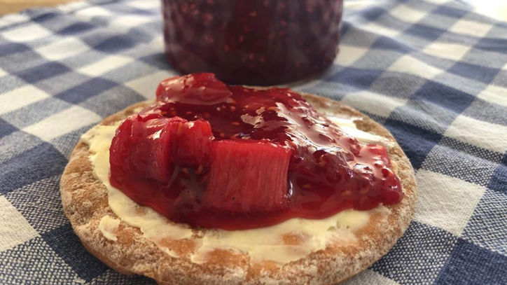 Lieblingsrezept: Rhabarber-Himbeer Marmelade – Eine fruchtige, süße Marmelade mit angenehmer Säure - ideal auf dem Frühstücksbrötchen mit Frischkäse oder einfach zum Löffeln.... Lieblingsrezept: Rhabarber-Himbeer Marmelade