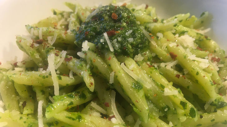 Pasta mit Petersilien-Pecan-Nuss-Pesto und rosa Pfefferbeeren