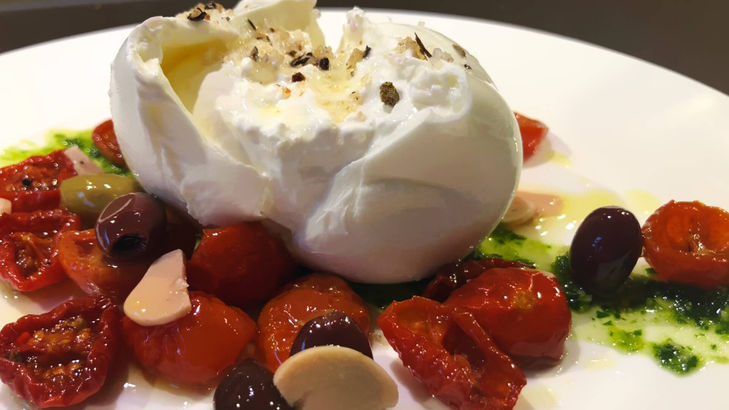 Getrocknete Kirschtomaten mit Burrata