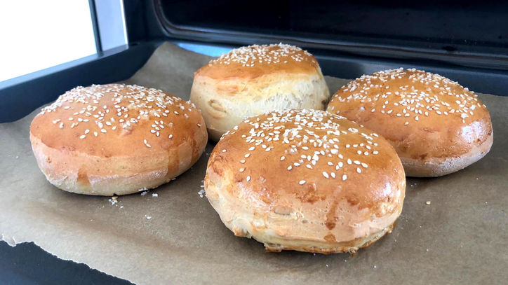 Lieblingsrezept: Die ultimativen Kochateliers Burger Buns – Ihr habt Lust Eure eigenen Burger Buns zu backen? Kleiner Tipp: die Brötchen etwas kleiner gerollt, sind auch ein leckerer Begleiter zum Sonntagsfrühstück!  Lieblingsrezept: Die ultimativen Kochateliers Burger Buns