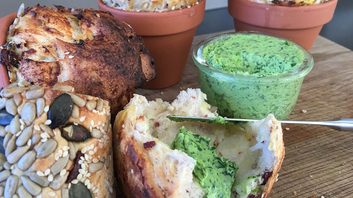 Lieblingsrezept: Dinkelbrot mit Speck und Kartoffeln & Bärlauchbutter – Ein herzhaftes, knuspriges Brot im Blumtopf gebacken mit Kürbis- und Sonnenblumenkernen. Dazu eine Bärlauchbutter für den ultimativen Suchtfaktor.  Lieblingsrezept: Dinkelbrot mit Speck und Kartoffeln & Bärlauchbutter
