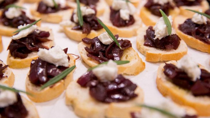 Bruschetta mit geschmorten roten Zwiebeln und Ziegenfrischkäse