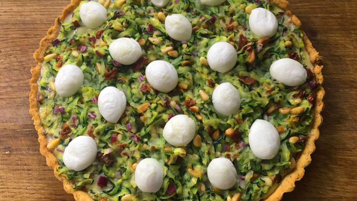 Lieblingsrezept: Zucchini-Tarte mit Parmesanmürbeteig – Mit dieser würzigen Tarte kommen Sie gut ins Wochenende -  und auf jeder Grillparty gut an. Besonders bei Vegetariern. Lieblingsrezept: Zucchini-Tarte mit Parmesanmürbeteig