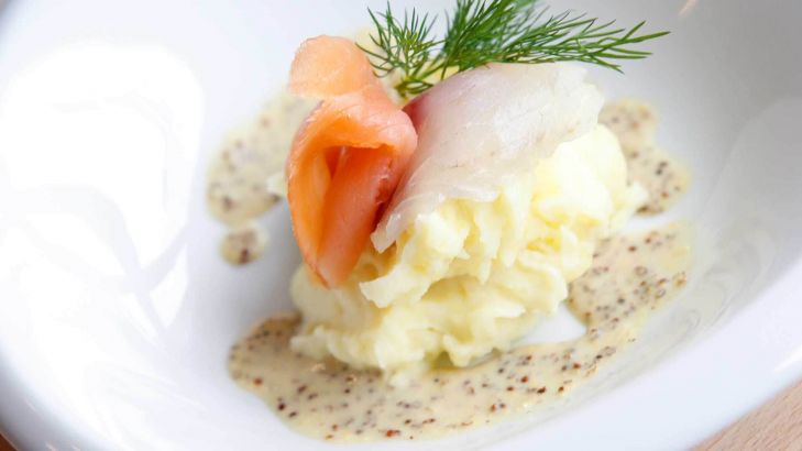 Wolfsbarsch und Lachs mit Kartoffelstampf und kerniger Senfsauce