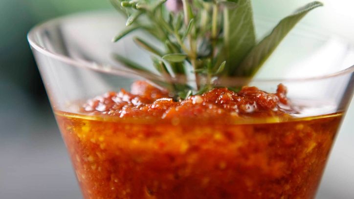 Lieblingsrezept: Pesto von getrockneten Tomaten – Rot ist das neue Grün. Für die heissen Tage ein kühles Pesto – für Sandwiches, 
Pasta und Antipasti!
 Lieblingsrezept: Pesto von getrockneten Tomaten