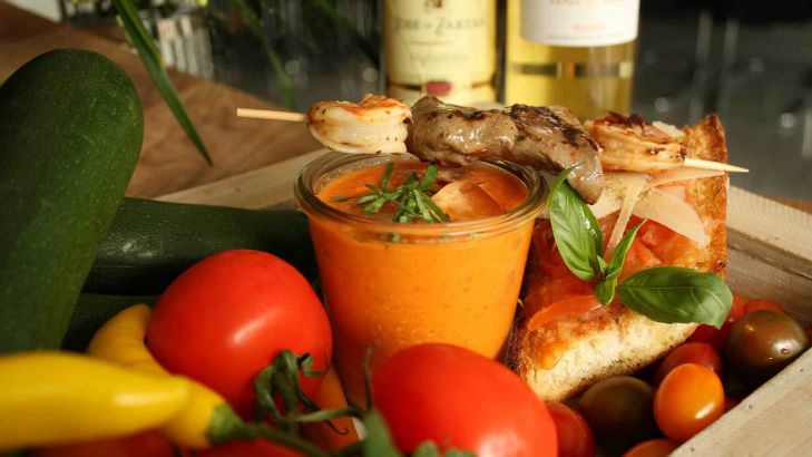 Gazpacho mit Surf & Turf Spieß
