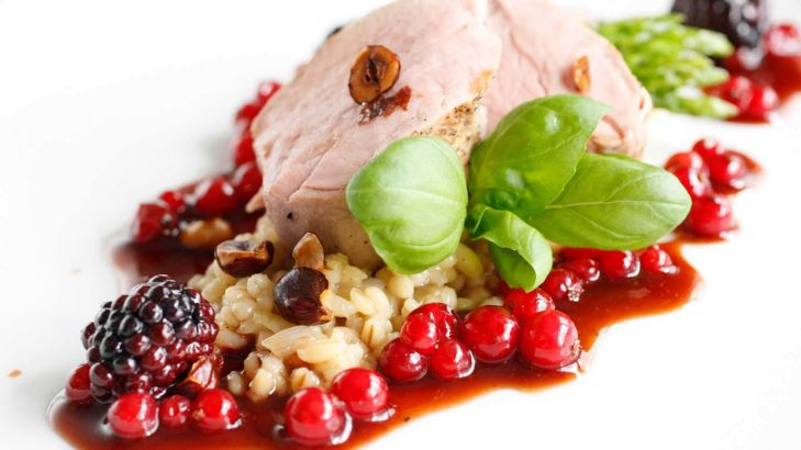Schweinefilet mit Vanillerisotto, Brombeeren, Johannisbeeren und gerösteten Haselnüssen