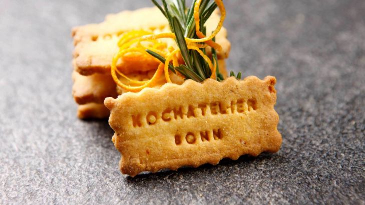 Knusprige Rosmarin-Orangen Plätzchen mit Kochatelier-Bonn-Aufdruck
