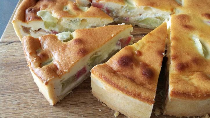 Lieblingsrezept: Rhabarber-Schmand-Kuchen – Luftiger Frühlingsbote – erfrischt den Gaumen nach dem langen Winter! Backen, was der Garten hergibt. Lieblingsrezept: Rhabarber-Schmand-Kuchen
