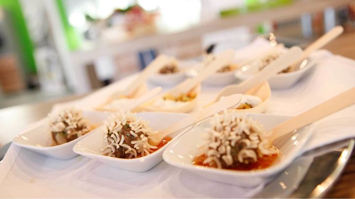 Lieblingsrezept: Gedämpfte Reisbällchen mit Sweet-Chilisauce – Feine Hackfleischbällchen an gedämpftem Reiskleid. Verleihen Sie Ihrem Fingerfood eine asiatische Note.
 Lieblingsrezept: Gedämpfte Reisbällchen mit Sweet-Chilisauce