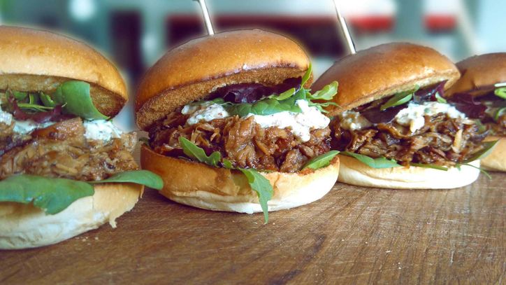 Lieblingsrezept: Pulled Pork Burger – Street Food Festival in der eigenen Küche! Sanftes Garen und tolle Gewürze machen diesen hocharomatischen Burger zum Suchtmittel. Lieblingsrezept: Pulled Pork Burger