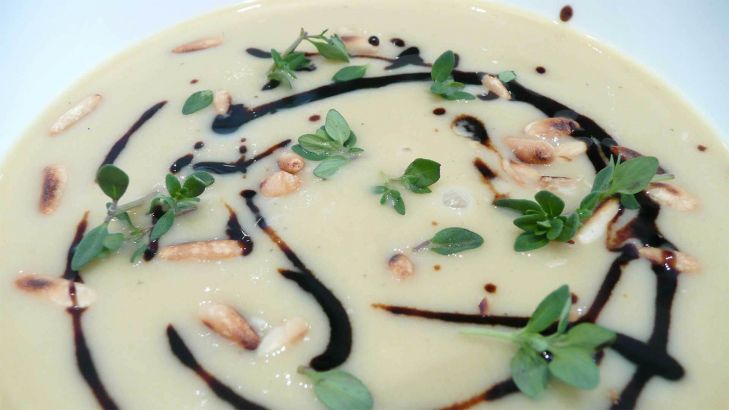 Rahmsuppe von der Petersilienwurzel mit altem Balsamico, Pinienkernen und Zitronenthymian