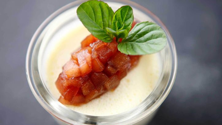 Lieblingsrezept: Panna Cotta mit weißer Schokolade und Portweinäpfeln – Sieht unschuldig aus – schmeckt umwerfend. Einfach zu- und vorzubereiten, der perfekte Nachtisch auch für größere Gesellschaften.  Lieblingsrezept: Panna Cotta mit weißer Schokolade und Portweinäpfeln