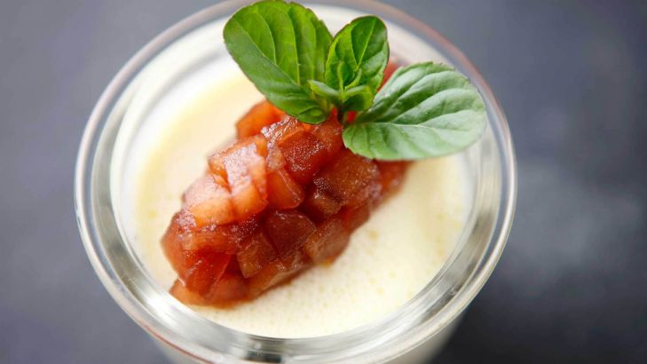 Panna Cotta mit weißer Schokolade und Portweinäpfeln