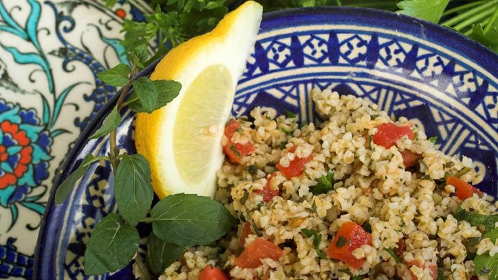 Lieblingsrezept: Orientalischer Couscous Salat mit Tomate und Minze – Morgenländische Frische zu vielerlei Gelegenheiten. Als Beilage oder vegetarische Hauptmahlzeit, immer ein Genuß aus Tausend und einer Nacht. Lieblingsrezept: Orientalischer Couscous Salat mit Tomate und Minze
