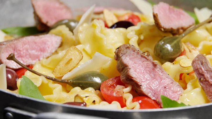Lammfilet mit Mafaldine, Pecorino und gerösteten Knoblauch-Chips