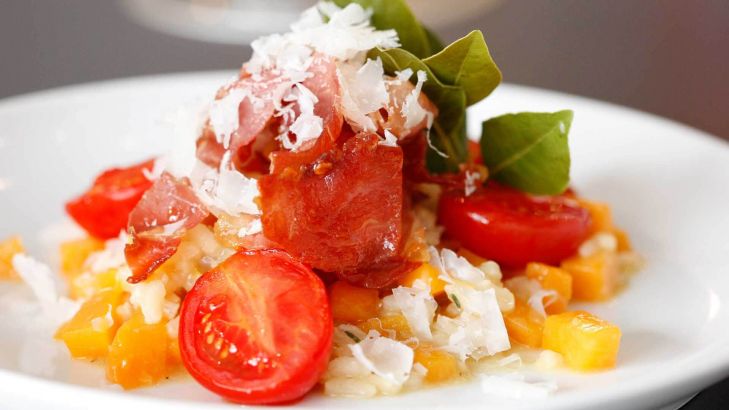 Kürbisrisotto mit Kirschtomaten, knusprigem Parmaschinken und Lorbeer