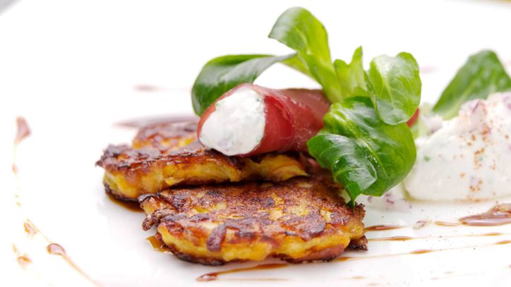 Lieblingsrezept: Rösti vom Hokkaido Kürbis  mit Grafschafter Goldsaft, Bresaola und Zwiebelschmand – Kürbiszeit mit italienischen und schweizerischen Anleihen. Auch ohne Fleisch eine leckere Mahlzeit, die für Abwechslung im Herbst sorgt.  Lieblingsrezept: Rösti vom Hokkaido Kürbis  mit Grafschafter Goldsaft, Bresaola und Zwiebelschmand