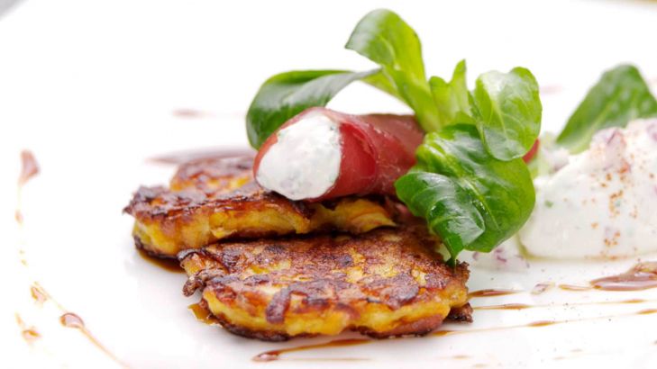 Rösti vom Hokkaido Kürbis  mit Grafschafter Goldsaft, Bresaola und Zwiebelschmand