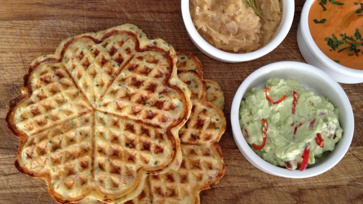Lieblingsrezept: Kartoffelwaffeln – Alles Tolle um die Knolle, mit drei leckeren Dips – Waffeln mal ganz anders – ehrlich und lecker. Lieblingsrezept der Kochateliers Kochschule aus dem Kochkurs »Alles Tolle um die Knolle«. Lieblingsrezept: Kartoffelwaffeln – Alles Tolle um die Knolle, mit drei leckeren Dips