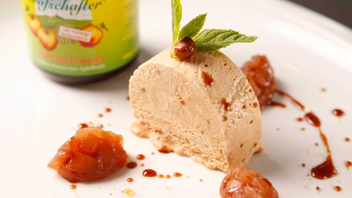 Lieblingsrezept: Halbgefrorenes vom Grafschafter Apfelschmaus mit Portwein-Apfelkompott und Haselnusskrokant – Apfelfrische Köstlichkeit knusprig kühl. Regionale Dessertspezialität einfach herzustellen - ohne Eismaschine. Lieblingsrezept: Halbgefrorenes vom Grafschafter Apfelschmaus mit Portwein-Apfelkompott und Haselnusskrokant