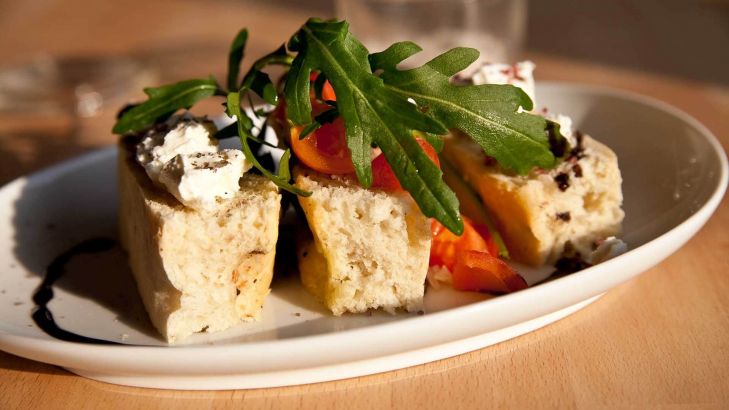 Focaccia mit Kirschtomaten, Rucola, Ziegenfrischkäse und Olivensalz